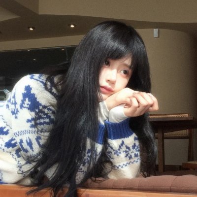 坐在酒吧里吃蛋糕